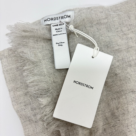 NORDSTROM $129 100% CASHMERE Textured Cashmere Scarf - LIGHT GREY - Picture 6 of 9